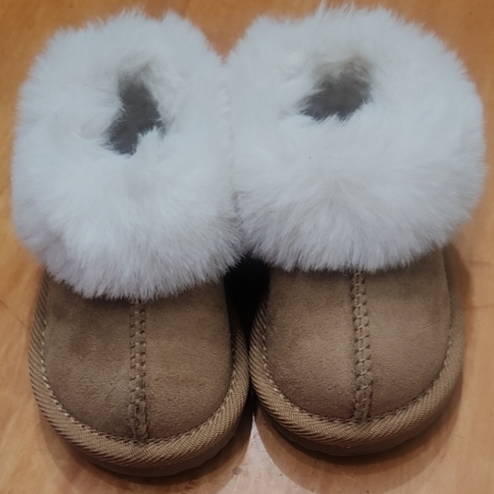 Cat & Jack Tan and White M Shoes with Plush Fur Trim